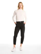 Pantalón de corte crop, color gris, con diseño de cinco bolsillos, cierre frontal con botón y ruedo irregular con terminación desflecada.