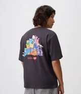 Remera boxy de algodón gris oscuro, con cuello redondo, mangas cortas y estampa localizada en el pecho con personajes de Los Cariñositos y Hello Kitty interactuando con estrellas.