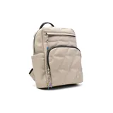 Mochila color beige con diseño acolchado en forma de rombos. Tiene un bolsillo frontal con cierre, un bolsillo lateral abierto y un compartimento principal con cierre. Las correas son ajustables y tiene un asa superior.