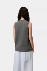 Musculosa Carhartt WIP modelo Nelson, color beige, con cuello redondo, corte holgado y pequeña etiqueta cuadrada tejida con el logo en el pecho.