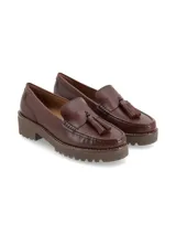 Mocasín de cuero color marrón chocolate con suela track, detalle de antifaz con flecos en el empeine y costuras pespunteadas.