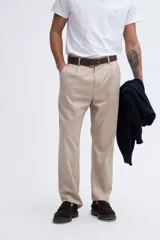 Pantalón verde militar confeccionado en mezcla de algodón y lyocell, de corte recto, diseño fluido y limpio con pinzas en la cintura.