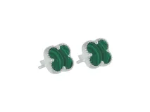 Caravanas de plata 925 con diseño de flor de cuatro pétalos, incrustada con piedra malaquita verde y borde de cuentas metálicas.