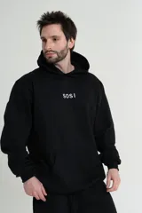 Canguro negro de algodón con capucha y bolsillo delantero tipo canguro. Estampado frontal con la palabra "SOSI" en letras blancas.