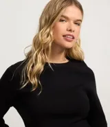 Suéter regular confeccionado en punto leve y con sisa raglán.