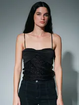 Top de tirantes finos con diseño de escote recto y fruncido en la parte superior. La sección inferior presenta una textura con lentejuelas negras aplicadas en líneas verticales.