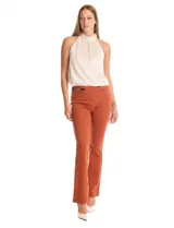 Pantalón de tiro alto con silueta de pierna recta, confeccionado en tejido elastizado. Presenta una pretina con apliques laterales de ecocuero y cadena dorada decorativa.