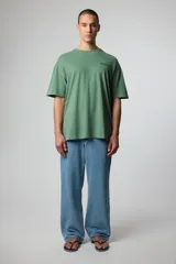 Remera verde de algodón con cuello redondo y estampado pequeño en el pecho.