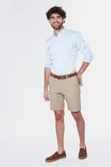 Bermuda gris con bolsillos laterales y traseros.