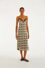 Vestido midi de breteles finos color verde grisáceo con estampado de lunares marrones, escote en V con detalle de encaje marrón y silueta fluida.