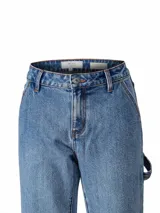 Pantalón de jean tiro alto y pierna recta, confeccionado en denim azul. Presenta diseño clásico estilo carpintero con trabilla lateral para herramientas y bolsillos diagonales.