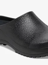 Zueco negro de poliuretano con plantilla anatómica extraíble.