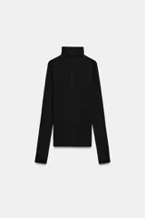 Jersey de punto confeccionado en lana, con cuello subido, manga larga y detalle de costura vertical central marcada.