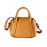 Cartera chica color habano, con correa regulable y asas fijas. Tiene un compartimento principal con cierre, un bolsillo interno con cierre y otro abierto.