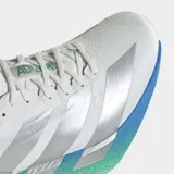 Championes de running Adidas modelo Adizero Adios Pro 4, de color blanco con icónicas tiras plateadas en los laterales y suela con degradé en tonos verde, azul y blanco con amortiguación Lightstrike Pro.