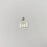Medalla circular de plata 925 con acabado satinado, que presenta en relieve el símbolo del caduceo, emblema de la profesión contable.