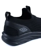 Championes deportivos Umbro modelo Glide, de diseño slip-on en color negro, confeccionados en tejido de punto transpirable con suela de goma amortiguada y detalle de logo en el lateral.