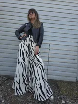 Pantalón palazzo de tiro alto con estampado animal print cebra en blanco y negro.