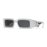 Lentes de sol rectangulares con armazón de acetato blanco y cristales oscuros. Presentan un diseño distintivo en las patillas con el logo de la marca integrado.