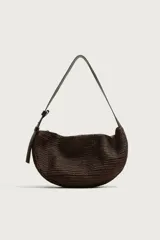 Bolso de hombro de diseño trenzado color marrón, con compartimento principal con cierre de cremallera, bolsillo plano interior y asa de hombro ajustable.