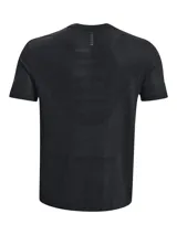 Remera deportiva de manga corta Under Armour, confeccionada en tejido de punto suave con zonas de ventilación de malla estratégicamente ubicadas. Presenta un diseño prácticamente sin costuras para evitar rozaduras, con detalles reflectantes para mayor visibilidad y logo de la marca en el pecho.