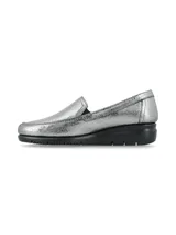 Mocasines slip-on de cuero metalizado color plateado, con suela anatómica de goma negra en bloque.