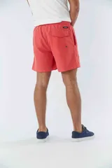 Short de baño liso con cintura elástica y cordón de ajuste. Cuenta con dos bolsillos laterales, un bolsillo posterior y un aplique de logo en goma en la pierna.