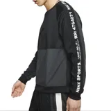 Buzo Nike de cuello redondo, confeccionado en una combinación de tejidos en bloques de color negro y gris oscuro. Presenta mangas largas con una banda lateral estampada con el logo de la marca y un logo de Nike bordado en el pecho.