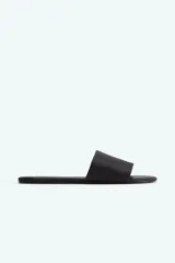 Sandalias negras de H&M con tira ancha en el empeine y punta redonda.