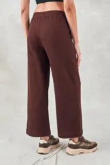 Pantalón de corte recto y tiro medio, confeccionado en tejido de algodón con textura tipo waffle. Cuenta con cintura elástica y bolsillos laterales.