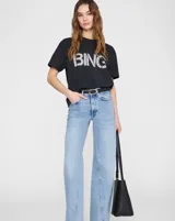 Remera de algodón negra, de corte relajado, con cuello redondo, mangas cortas y estampa frontal grande con la palabra "BING" en efecto desgastado.