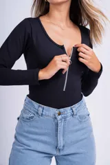 Body negro de mangas largas con escote redondo y cierre de cremallera plateada en el frente.