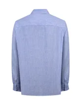 Camisa de manga larga RKF de corte regular fit, confeccionada en lino con diseño de rayas verticales en tonos celestes y blancos. Cuenta con cuello camisero, cierre frontal con botones, bolsillo en el pecho con logo bordado y puños abotonados.