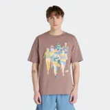 Remera de algodón color marrón topo con cuello redondo y manga corta. Presenta un estampado gráfico de corredores en tonos pastel (amarillo, celeste, rosa, azul).