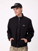 Gorra Rusty Artik color negro con visera curva y logo bordado en blanco en el frente y lateral.