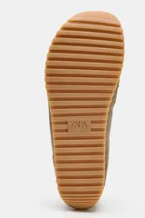 Zapato tipo bailarina deportiva barefoot color marrón, con detalles en beige, puntera amplia, suela flexible y cierre con tira ajustable en el empeine.
