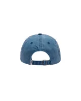 Gorra de seis paneles con visera precurvada, confeccionada en algodón con acabado pigmentado color oliva. Presenta el logo de la marca bordado en el frente y cierre trasero ajustable con correa.