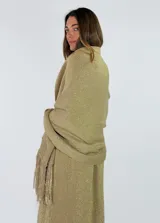 Pashmina rectangular color crudo con acabado brillante y flecos en los extremos.
