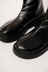 Botas cortas negras de cuero sintético con cierre en la parte trasera y suela track.