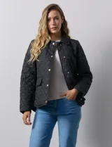 Campera capitoneada color beige, marca Weatherproof, con cuello con solapa, abertura central con botones metálicos, bolsillos delanteros y forro interno a tono.