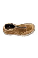 Botin de cuero con diseño bicolor en tonos marrón oscuro y tostado, con cierre frontal y suela track dentada.