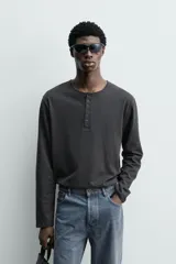 Camiseta de manga larga con cuello redondo y cierre frontal de botonadura tipo henley. Confeccionada en tejido de algodón y seda, con un corte relajado.