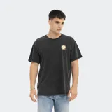 Remera negra de corte oversize con cuello redondo y manga corta. Estampa circular en el pecho con logo de la marca.