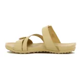 Sandalias bajas color crema con tiras cruzadas y hebillas ajustables.