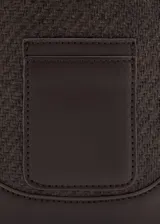 Bandolera porta celular Mango modelo Bilmacho de color marrón oscuro, con cuerpo de tejido texturizado y detalles en cuero sintético, cierre de botón magnético y correa ajustable desmontable.