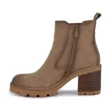 Bota corta color marrón de gamuza sintética, con elástico lateral, taco cuadrado y suela track.