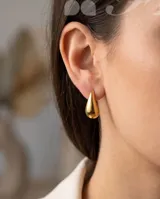 Caravanas de acero con baño de oro, diseño en forma de gota con acabado liso y brillante.