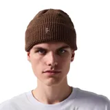 Gorro de lana marrón con textura acanalada y logo bordado en el frente.