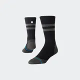 Medias deportivas de caña media Stance, color negro con detalles en gris en la puntera, talón y dos franjas horizontales en la parte superior. Incluye una línea delgada en color azul turquesa y logo de la marca en la caña.