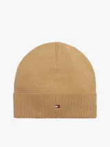 Gorro tipo beanie de punto canalé color beige, con vuelta y logo de la marca bordado en el centro. Confeccionado en una mezcla de algodón y cachemira.